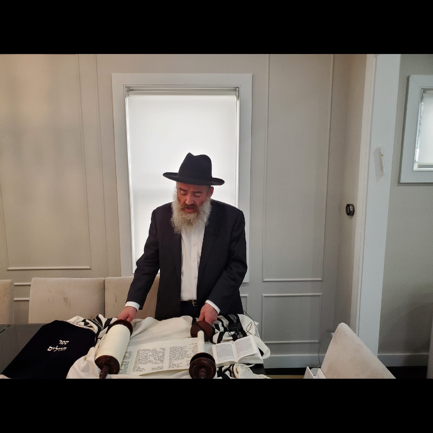 R' Shlomo Simcha leads Tehillim Perek 141 To 150 episode artwork